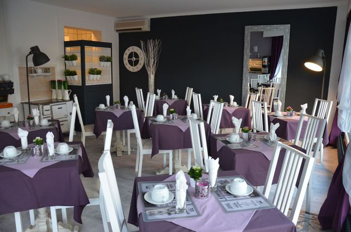 Imagen del bar/restaurante del Hotel The Originals Boutique, Clair , Martigues. Foto 2