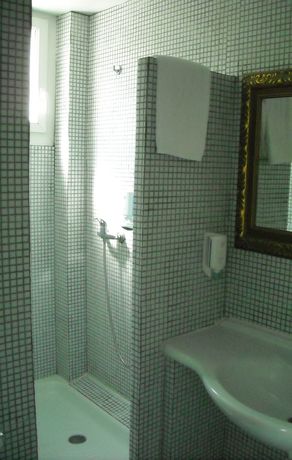 Imagen de la habitación del Hotel The Originals Boutique, Clair , Martigues. Foto 7