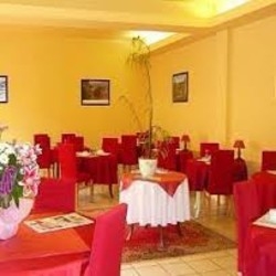 Imagen del bar/restaurante del Hotel The Originals Boutique, Clos St Marie. Foto 2