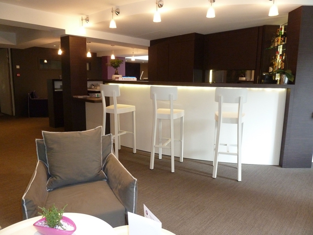 Imagen del bar/restaurante del Hotel The Originals Boutique, Du Château, Dinan. Foto 5