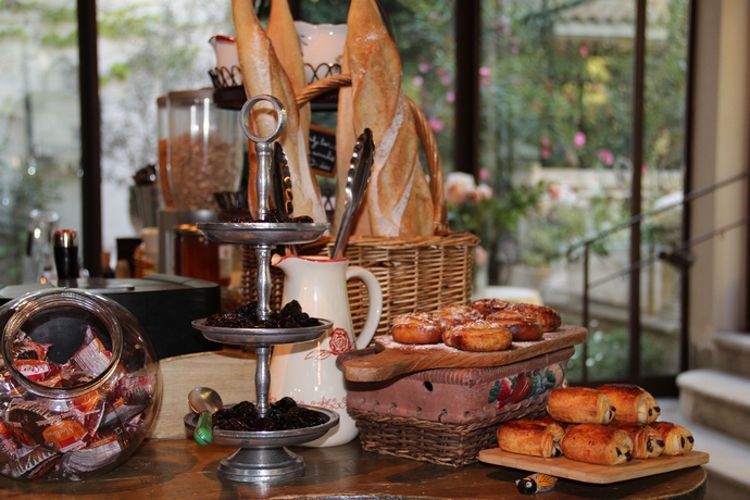 Imagen del bar/restaurante del Hotel The Originals Boutique, Du Parc. Foto 3