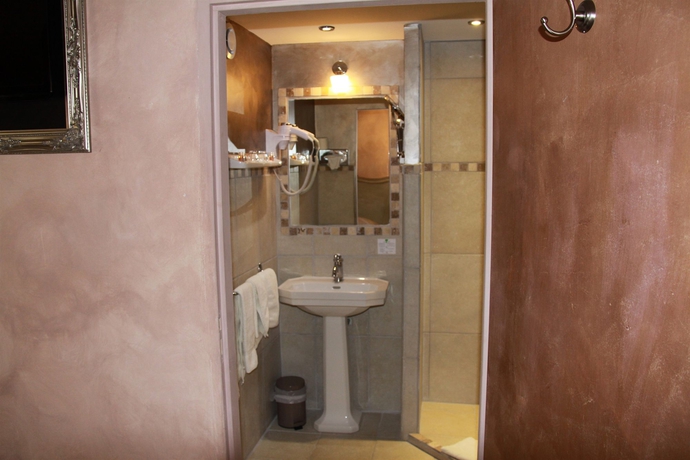 Imagen de la habitación del Hotel The Originals Boutique, Du Parc. Foto 8