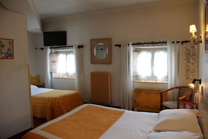 Imagen de la habitación del Hotel The Originals Boutique, Du Parc. Foto 13