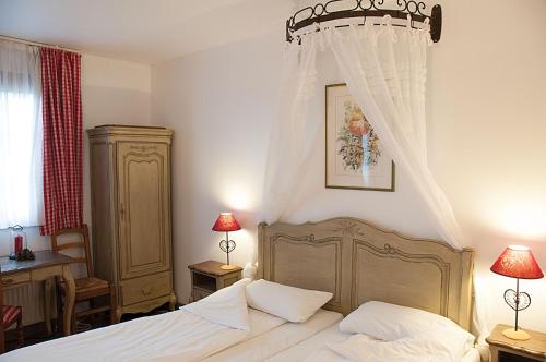Imagen de la habitación del Hotel The Originals Boutique, H&ocirc;tel La Ferme du Pape, Eguisheim. Foto 8