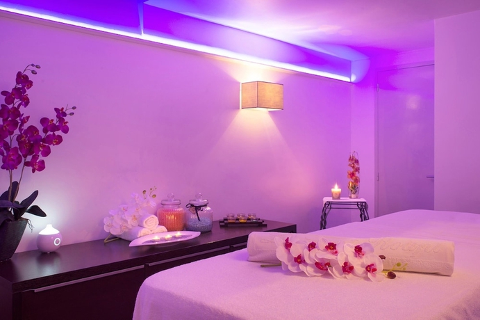 Imagen de la piscina del Hotel The Originals Boutique, Hôtel du Pont Roupt, Mende (Inter-Hotel). Foto 18