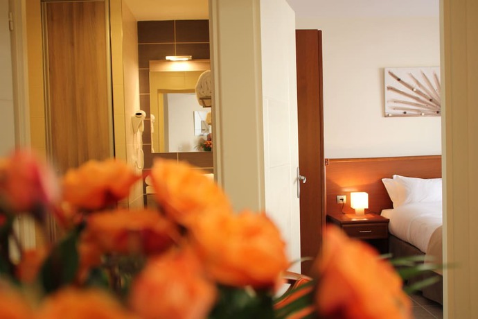 Imagen de la habitación del Hotel The Originals Boutique, Hôtel l\'Occitan, Aubagne Nord. Foto 6