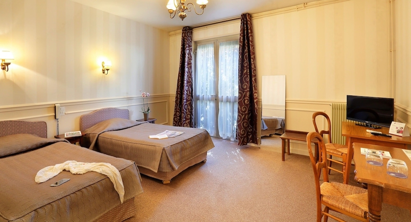 Imagen de la habitación del Hotel The Originals Boutique, Hostellerie Des Trois Pigeons. Foto 9