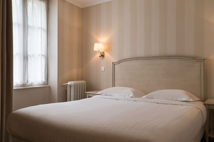 Imagen de la habitación del Hotel The Originals Boutique, Hostellerie Des Trois Pigeons. Foto 11