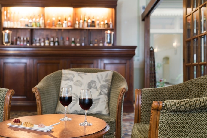 Imagen del bar/restaurante del Hotel The Originals Boutique, Hostellerie Des Trois Pigeons. Foto 2