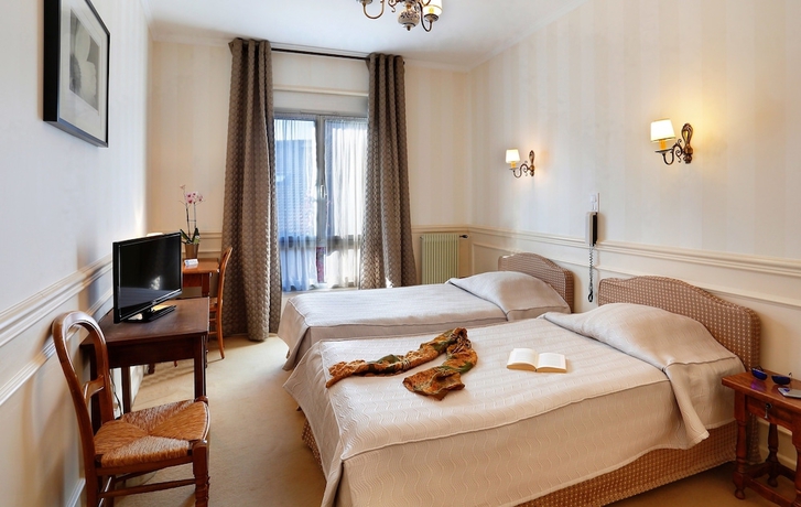 Imagen de la habitación del Hotel The Originals Boutique, Hostellerie Des Trois Pigeons. Foto 13