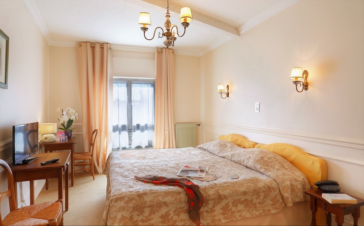 Imagen de la habitación del Hotel The Originals Boutique, Hostellerie Des Trois Pigeons. Foto 15