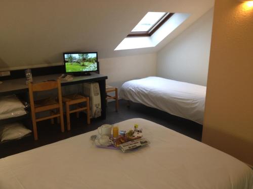 Imagen de la habitación del Hotel The Originals Boutique, Hotel Porte De Dieppe. Foto 7