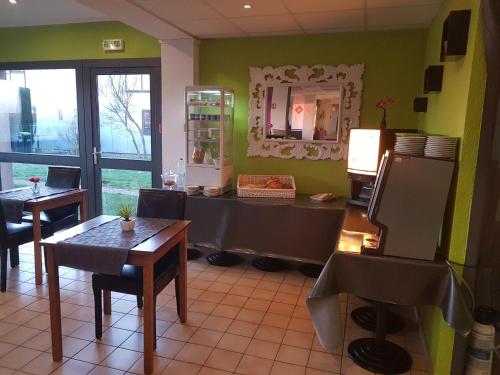 Imagen del bar/restaurante del Hotel The Originals Boutique, Hotel Porte De Dieppe. Foto 2