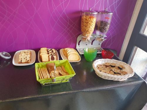 Imagen del bar/restaurante del Hotel The Originals Boutique, Hotel Porte De Dieppe. Foto 3