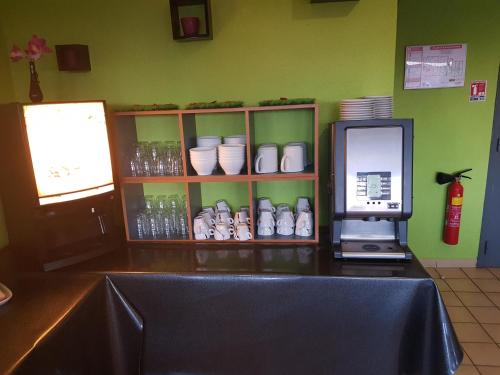 Imagen del bar/restaurante del Hotel The Originals Boutique, Hotel Porte De Dieppe. Foto 5