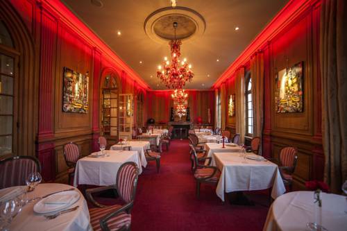 Imagen del bar/restaurante del Hotel The Originals Boutique, La Maison Rouge. Foto 2