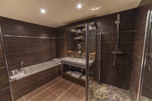 Imagen de la habitación del Hotel The Originals Boutique, La Maison Rouge. Foto 10