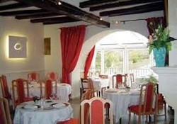 Imagen del bar/restaurante del Hotel The Originals Boutique, Le George, Loches. Foto 2