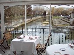 Imagen del bar/restaurante del Hotel The Originals Boutique, Le George, Loches. Foto 3