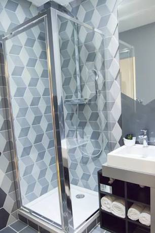 Imagen de la habitación del Hotel The Originals Boutique, Le Lion, Clermont-ferrand. Foto 15