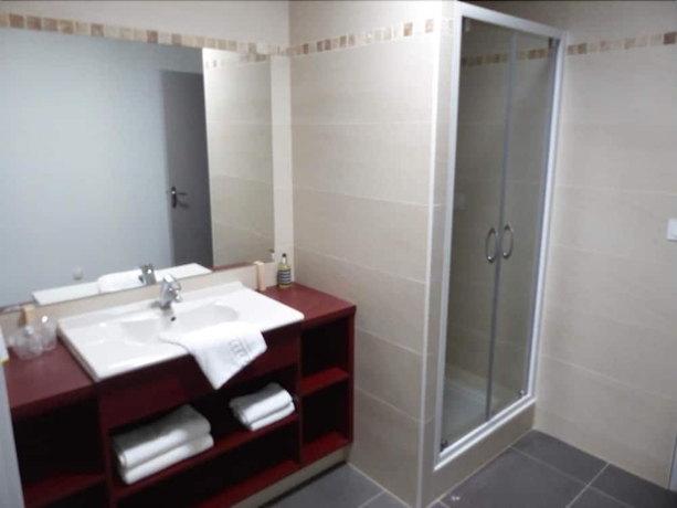 Imagen de la habitación del Hotel The Originals Boutique, Le Lion D'or. Foto 8