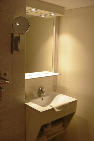 Imagen de la habitación del Hotel The Originals Boutique, Le Lion D'or. Foto 9