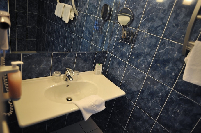 Imagen de la habitación del Hotel The Originals Boutique, Le Lion D'or. Foto 10