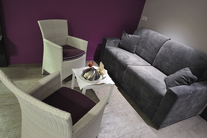 Imagen de la habitación del Hotel The Originals Boutique, Le Lion D'or. Foto 11