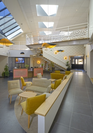 Imagen del bar/restaurante del Hotel The Originals Boutique, Le Lion D'or. Foto 2