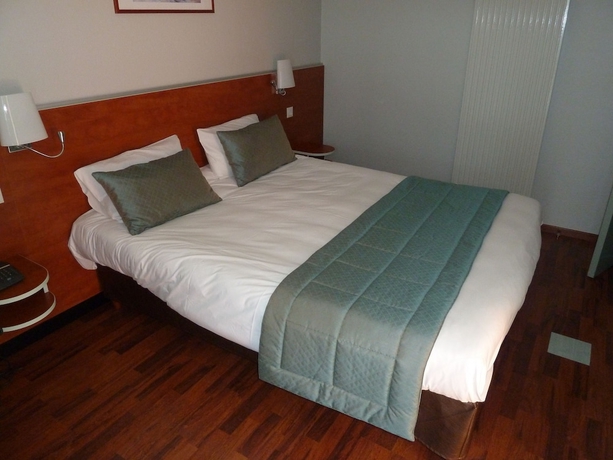 Imagen de la habitación del Hotel The Originals Boutique, Le Lion D'or. Foto 15