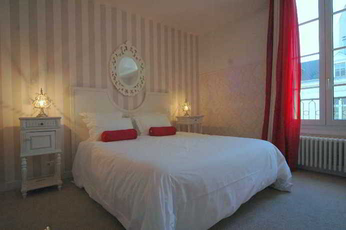 Imagen de la habitación del Hotel The Originals Boutique, Le Londres, Saumur. Foto 8