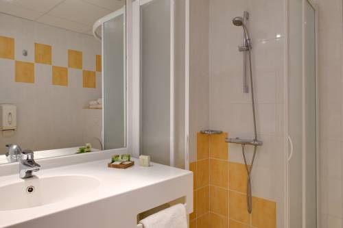 Imagen de la habitación del Hotel The Originals Boutique, Le Pariou. Foto 12