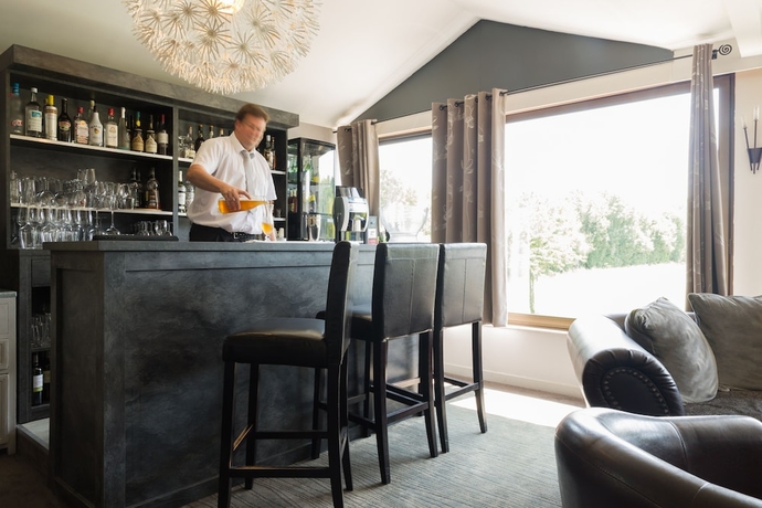 Imagen del bar/restaurante del Hotel The Originals Boutique, Les Quatre Salines. Foto 2