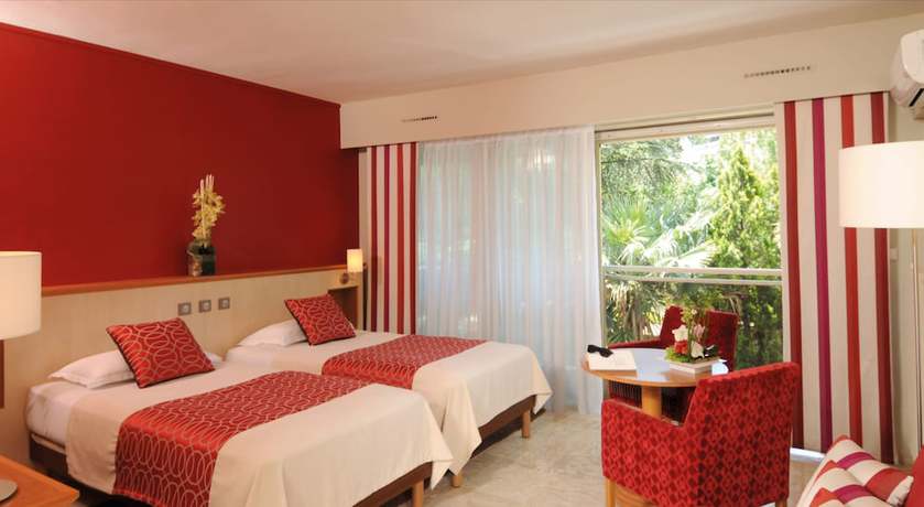 Imagen de la habitación del Hotel The Originals Boutique, Les Strélitzias. Foto 7