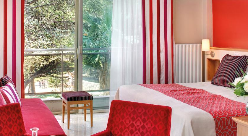 Imagen de la habitación del Hotel The Originals Boutique, Les Strélitzias. Foto 8