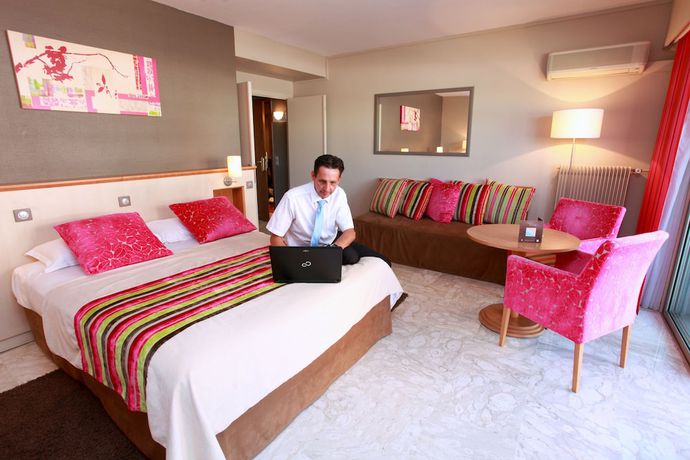 Imagen de la habitación del Hotel The Originals Boutique, Les Strélitzias. Foto 9