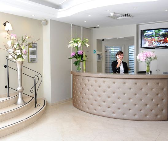 Imagen de los interiores del Hotel The Originals Boutique, Les Strélitzias. Foto 16