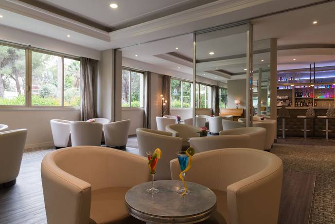 Imagen del bar/restaurante del Hotel The Originals Boutique, Les Strélitzias. Foto 2