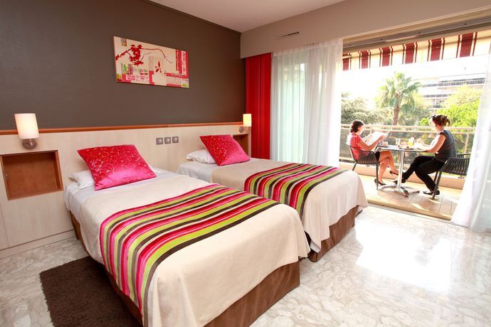 Imagen de la habitación del Hotel The Originals Boutique, Les Strélitzias. Foto 10