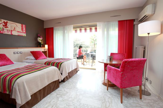 Imagen de la habitación del Hotel The Originals Boutique, Les Strélitzias. Foto 11