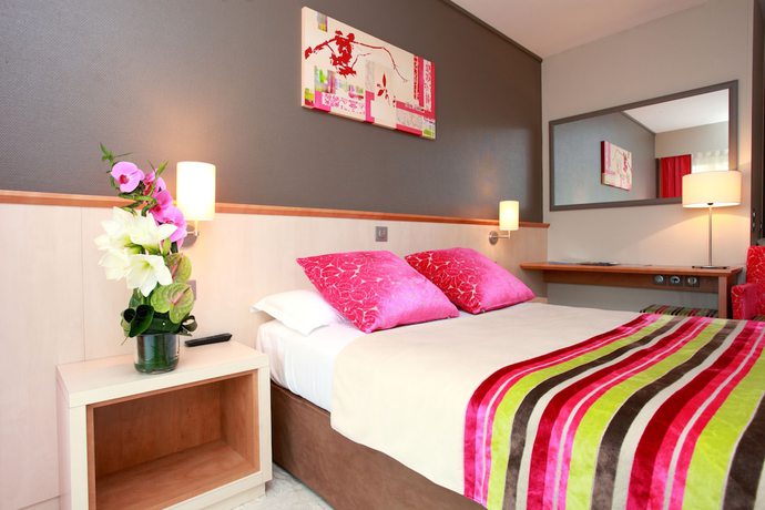 Imagen de la habitación del Hotel The Originals Boutique, Les Strélitzias. Foto 12