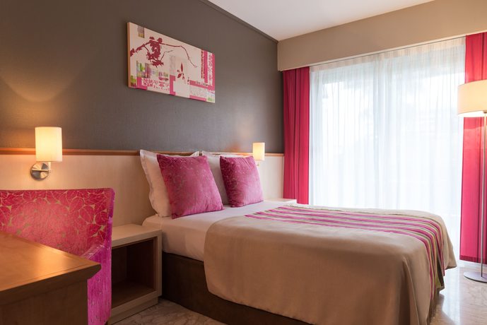 Imagen de la habitación del Hotel The Originals Boutique, Les Strélitzias. Foto 13