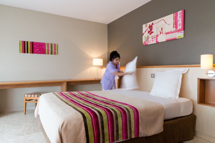 Imagen de la habitación del Hotel The Originals Boutique, Les Strélitzias. Foto 14