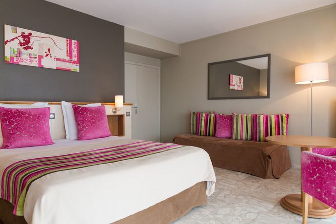 Imagen de la habitación del Hotel The Originals Boutique, Les Strélitzias. Foto 15