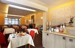 Imagen del bar/restaurante del Hotel The Originals Boutique, Normandie, Auxerre. Foto 2