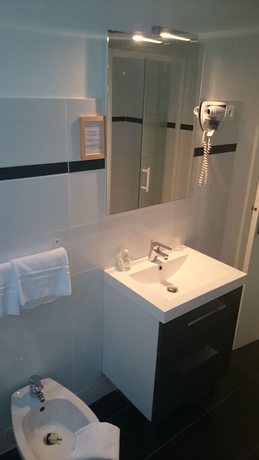 Imagen de la habitación del Hotel The Originals Boutique, Villa Montpensier. Foto 12