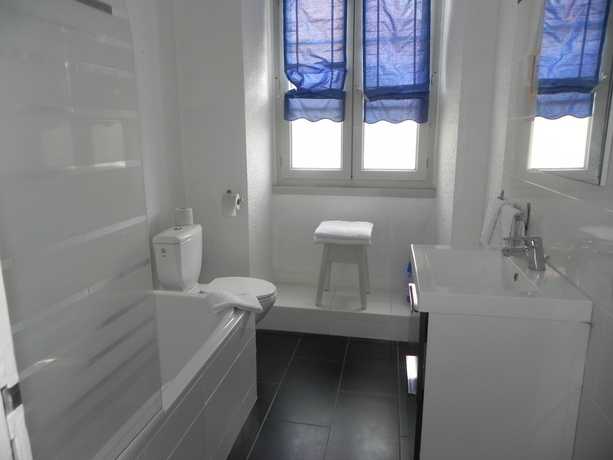 Imagen de la habitación del Hotel The Originals Boutique, Villa Montpensier. Foto 13