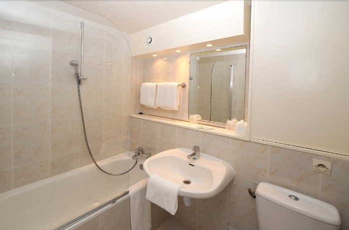 Imagen de la habitación del Hotel The Originals City, Ambacia, Tours Sud. Foto 16