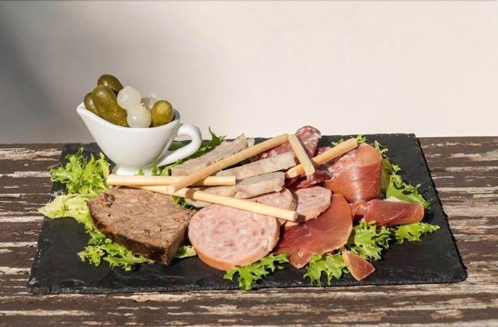 Imagen del bar/restaurante del Hotel The Originals City, Ambacia, Tours Sud. Foto 2