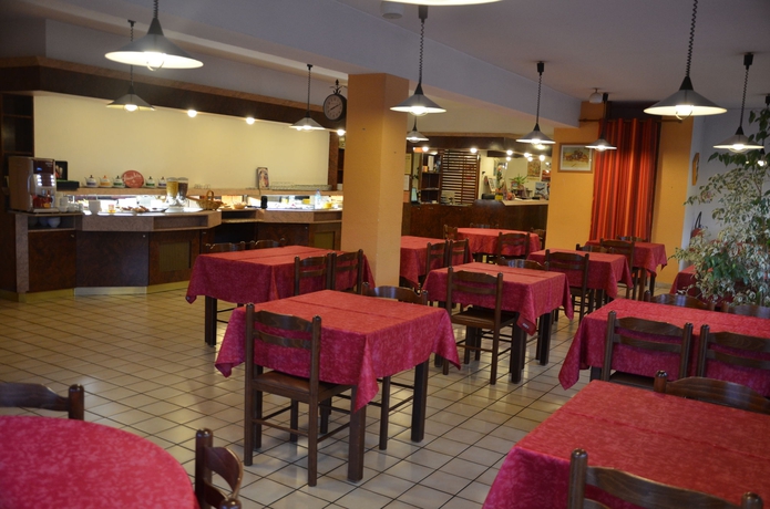 Imagen del bar/restaurante del Hotel The Originals City, Amys. Foto 2